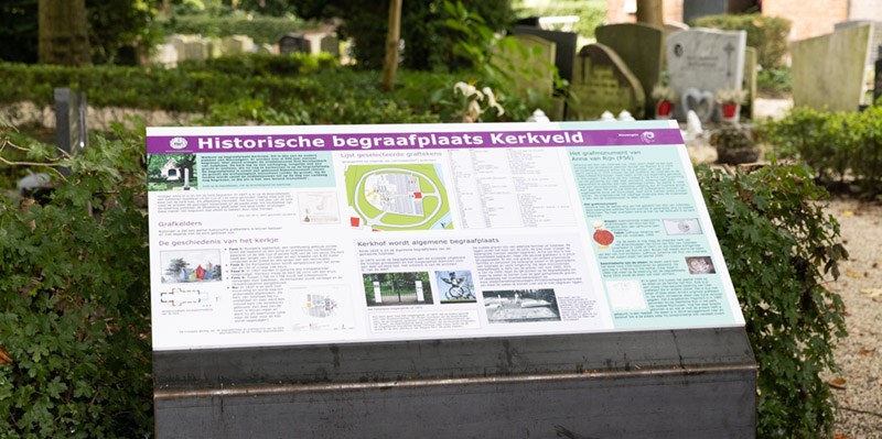 Informatiebord over historische begraafplaats Kerkveld